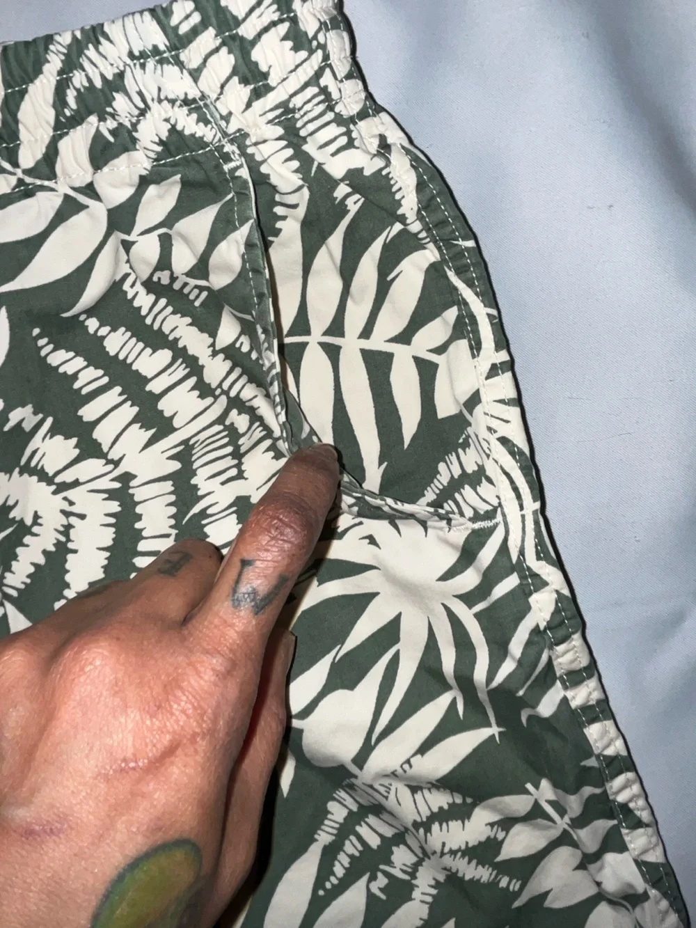 J. Crew Tropical Print Men’s Shorts Pockets Green Cream Drawstring Size Small